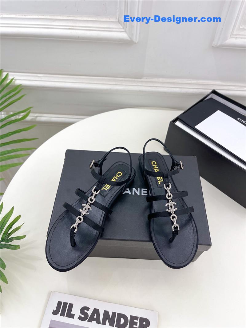 CC double C chain pinch sandals