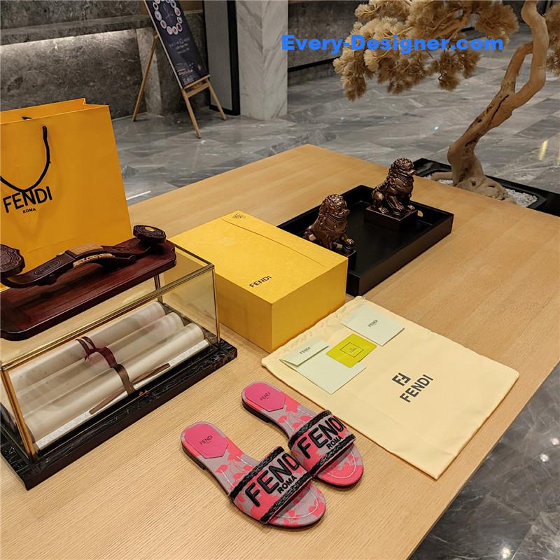 F**di embroidered “F**di” large english logo logo slippers