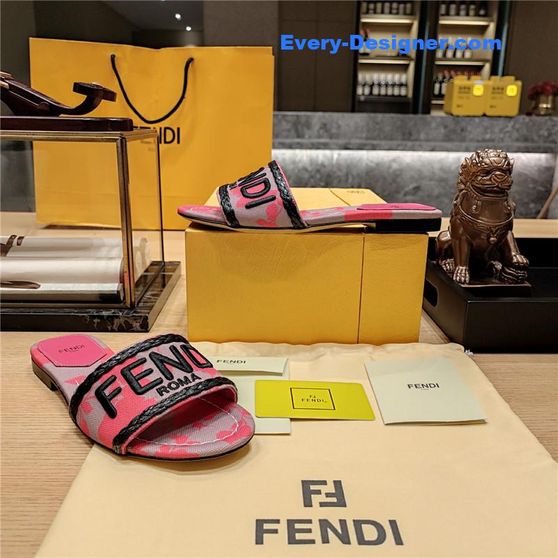 F**di embroidered “F**di” large english logo logo slippers