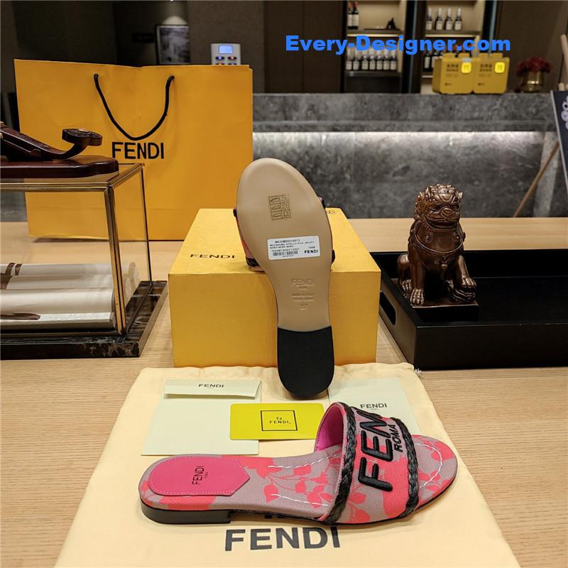 F**di embroidered “F**di” large english logo logo slippers