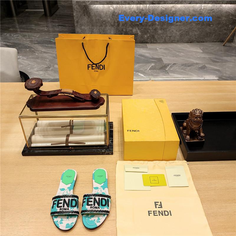 F**di embroidered “F**di” large english logo logo slippers