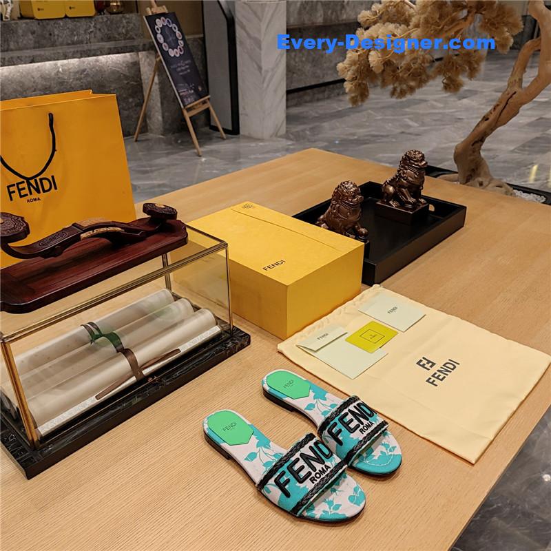 F**di embroidered “F**di” large english logo logo slippers