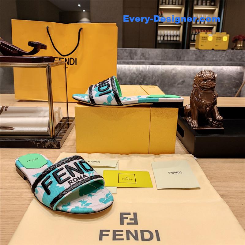 F**di embroidered “F**di” large english logo logo slippers