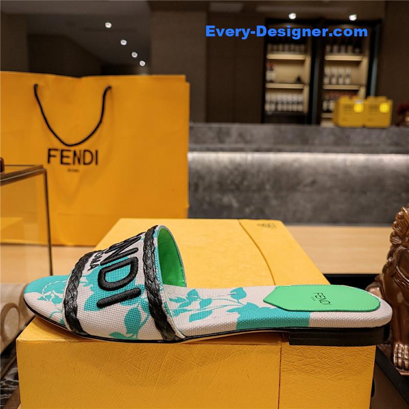 F**di embroidered “F**di” large english logo logo slippers