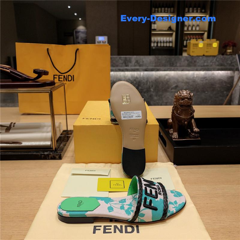 F**di embroidered “F**di” large english logo logo slippers