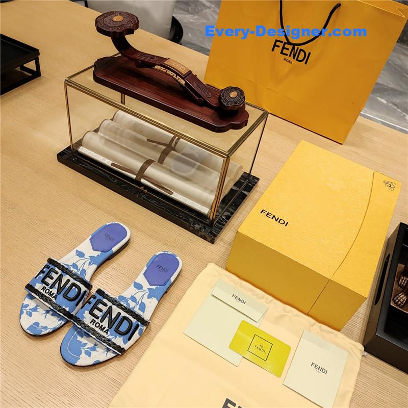 F**di embroidered “F**di” large english logo logo slippers