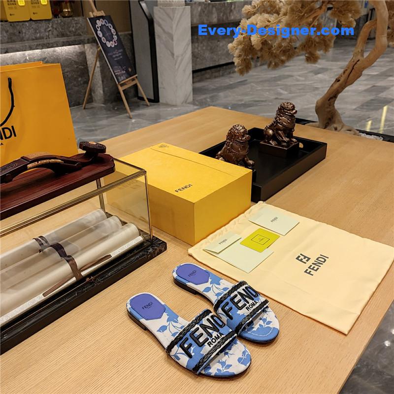 F**di embroidered “F**di” large english logo logo slippers