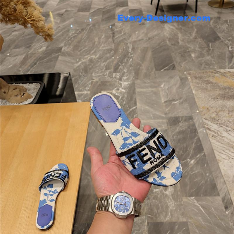 F**di embroidered “F**di” large english logo logo slippers