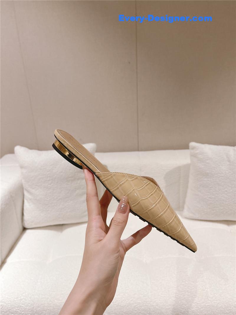 b0tt*ga Ven*ta v-collar pointy toe slides