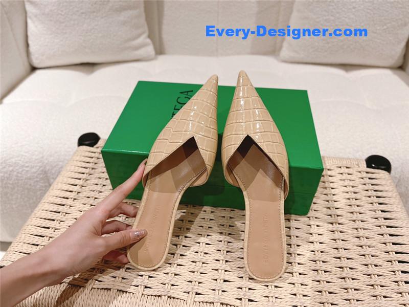 b0tt*ga Ven*ta v-collar pointy toe slides