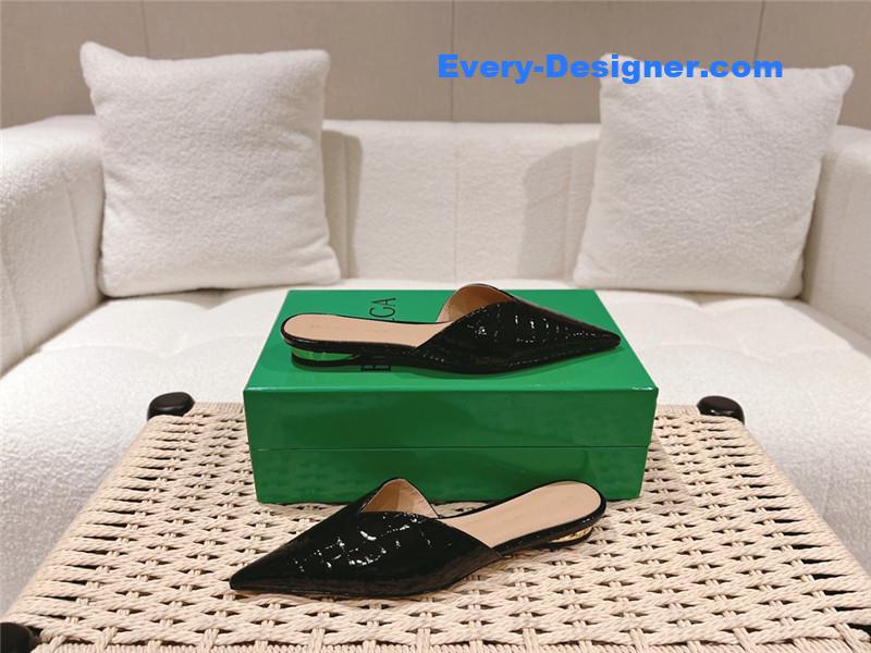 b0tt*ga Ven*ta v-collar pointy toe slides