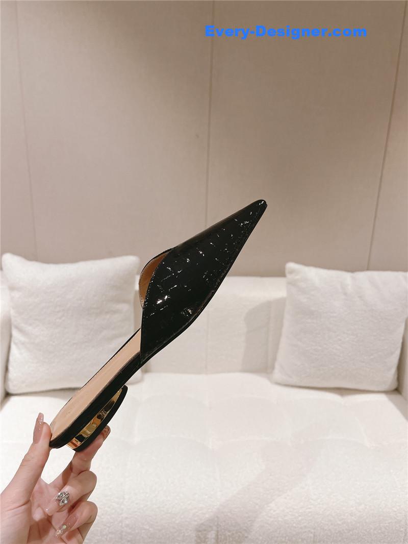 b0tt*ga Ven*ta v-collar pointy toe slides