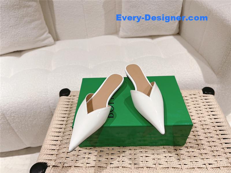 b0tt*ga Ven*ta v-collar pointy toe slides