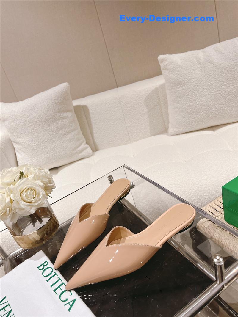 b0tt*ga Ven*ta v-collar pointy toe slides