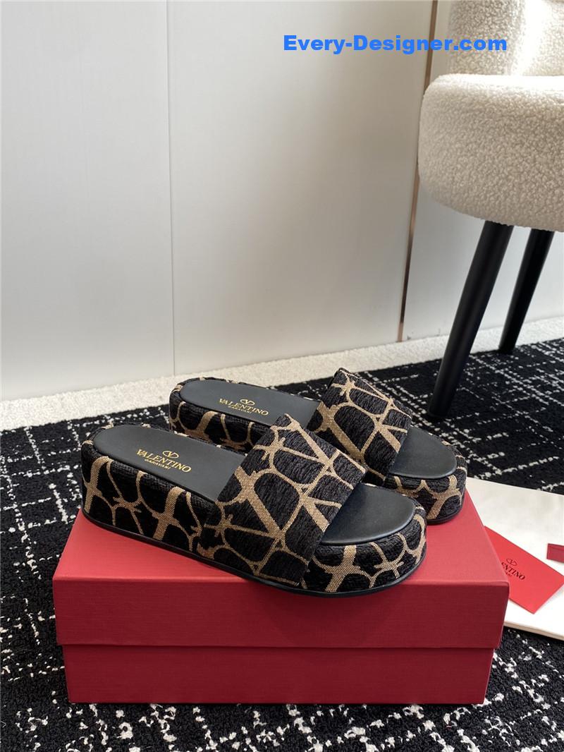 Va1e*ntin0 spring and summer new thick-soled sandals