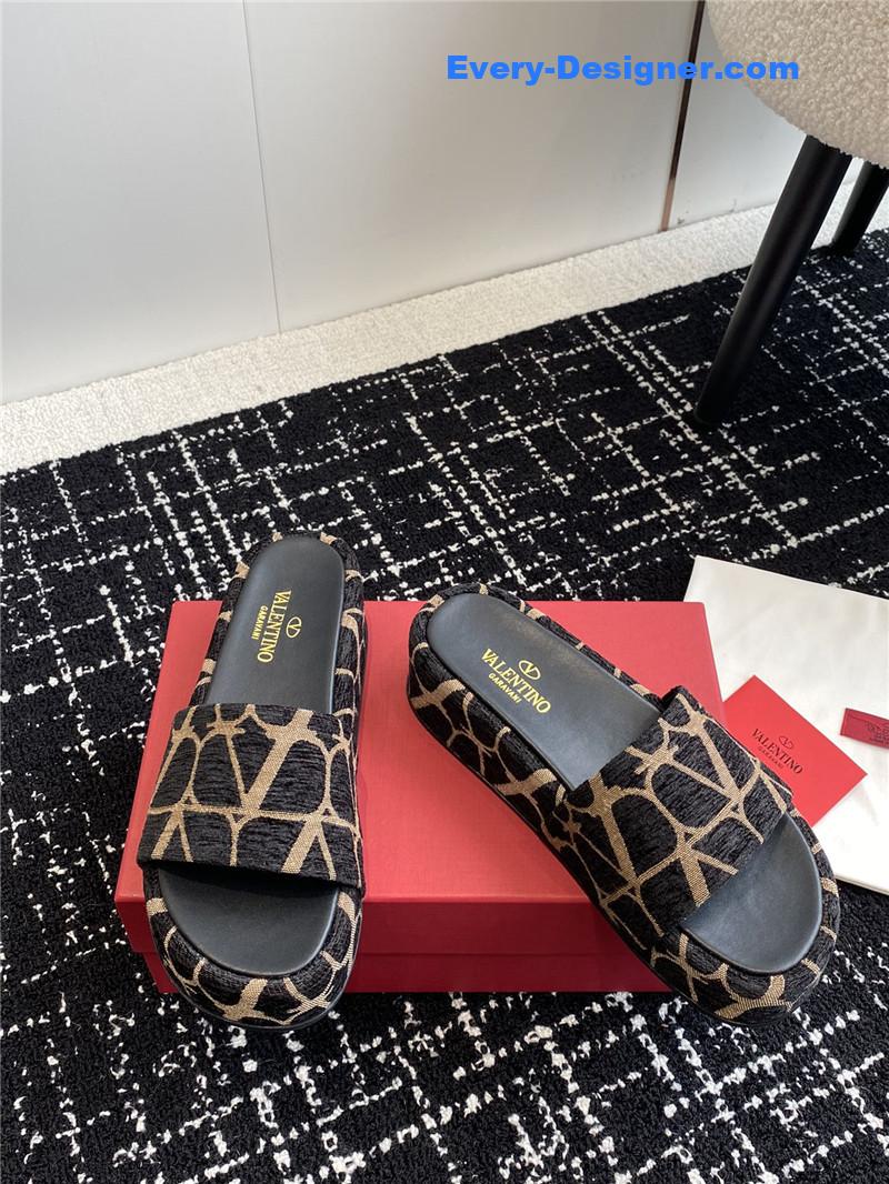 Va1e*ntin0 spring and summer new thick-soled sandals