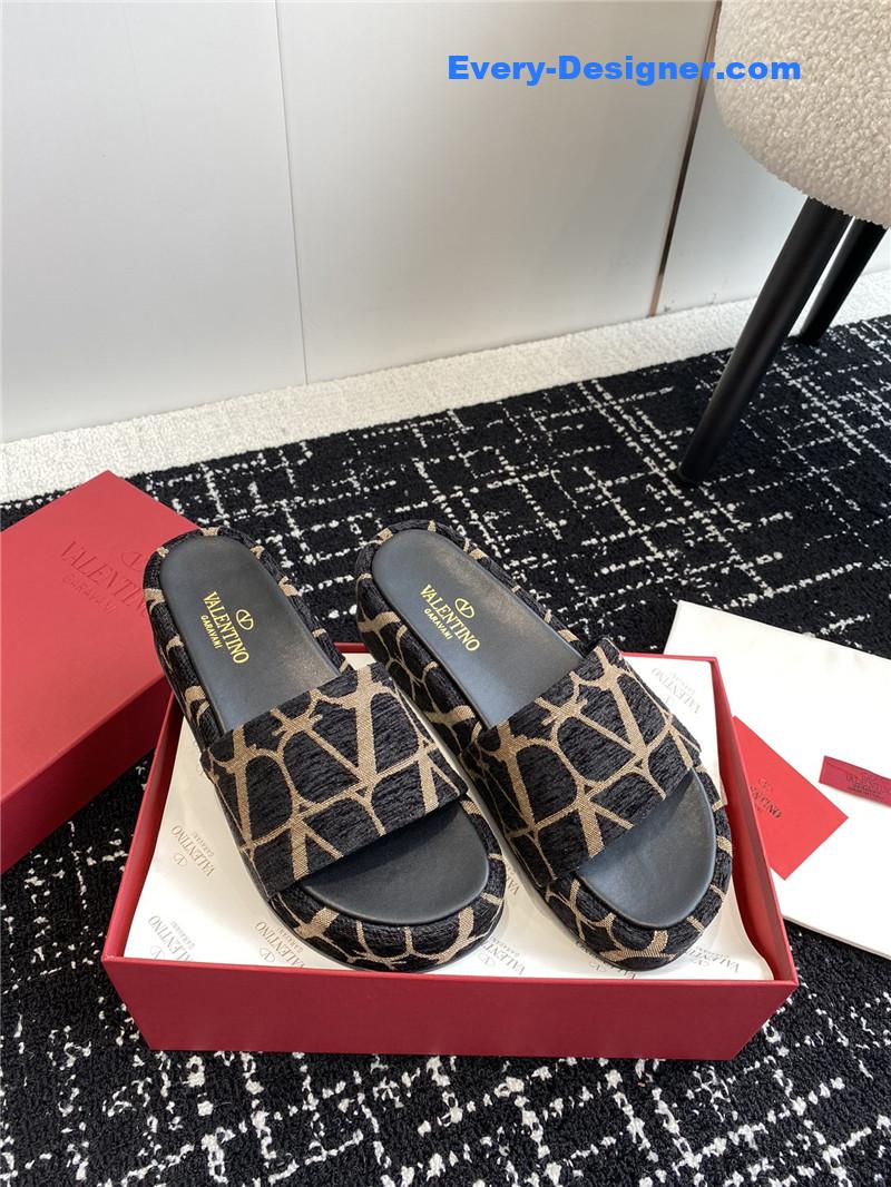 Va1e*ntin0 spring and summer new thick-soled sandals