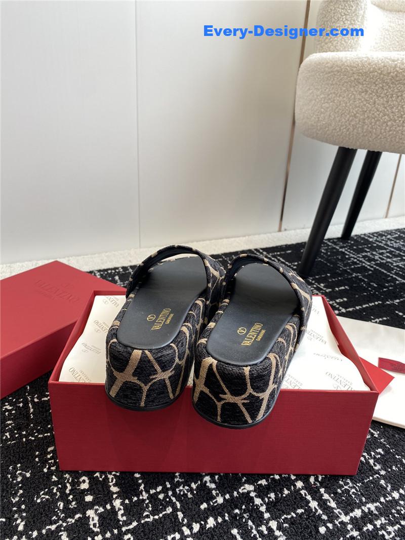 Va1e*ntin0 spring and summer new thick-soled sandals