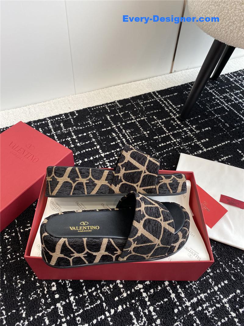 Va1e*ntin0 spring and summer new thick-soled sandals