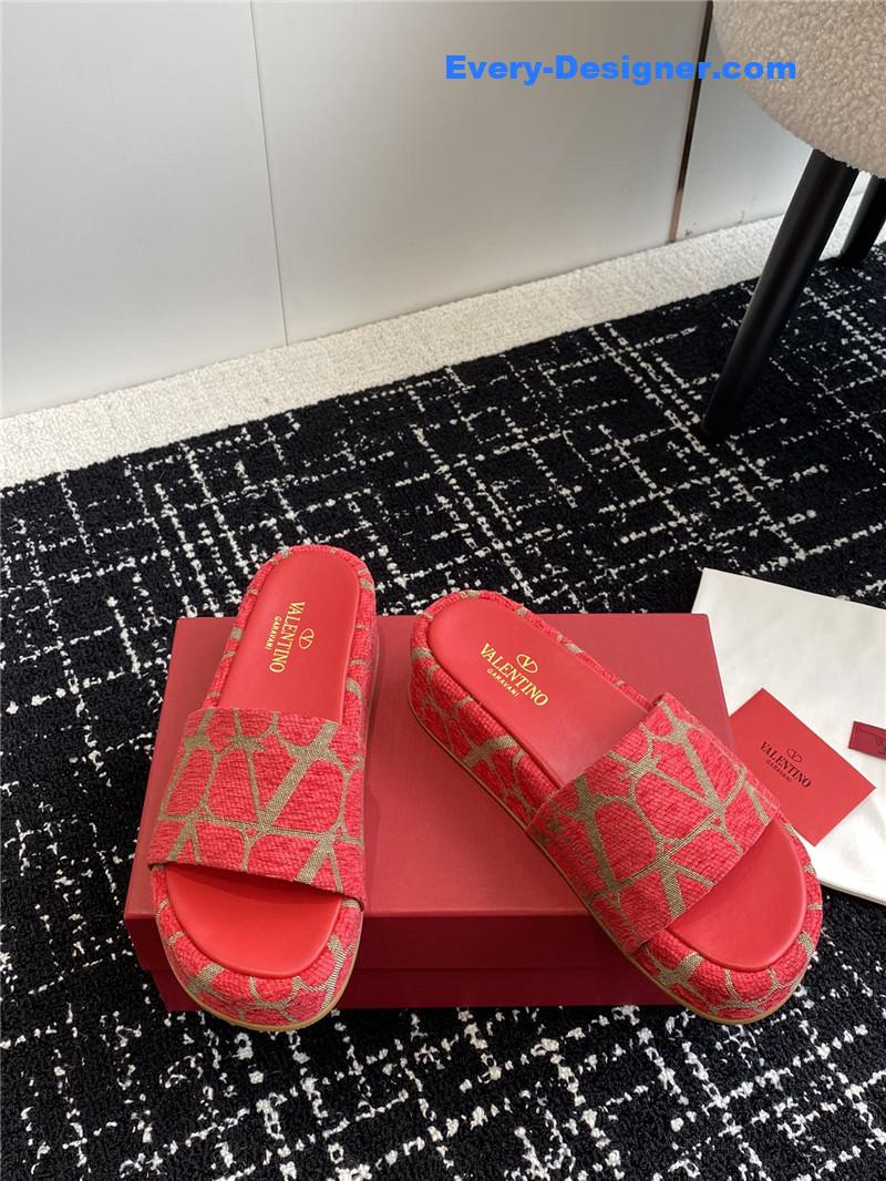 Va1e*ntin0 spring and summer new thick-soled sandals