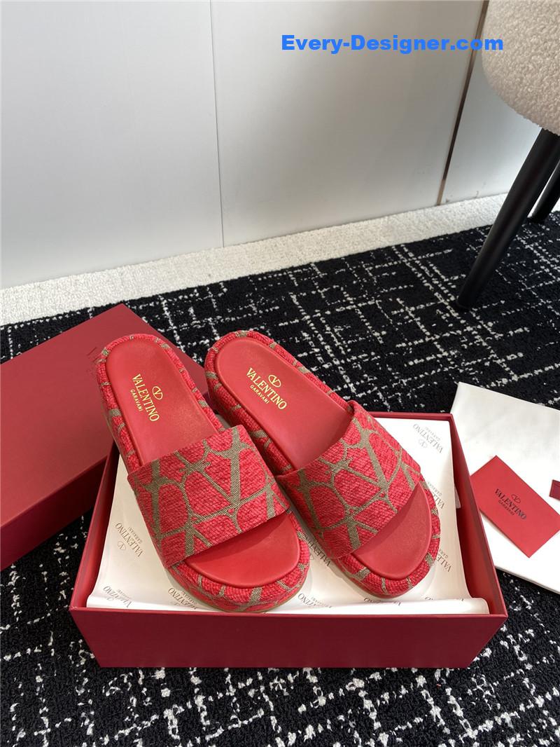 Va1e*ntin0 spring and summer new thick-soled sandals