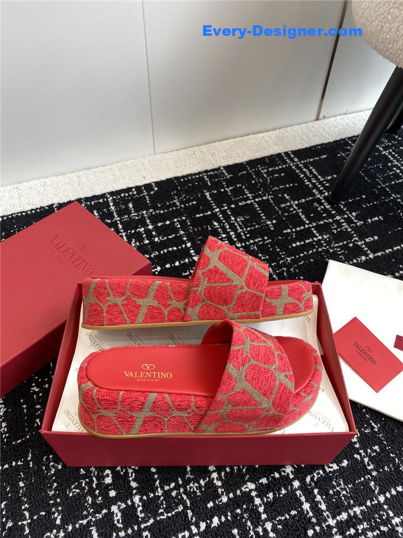 Va1e*ntin0 spring and summer new thick-soled sandals