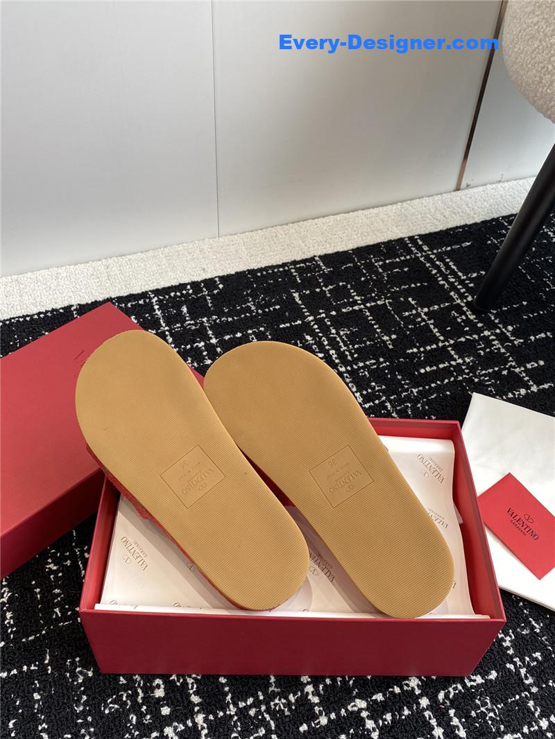 Va1e*ntin0 spring and summer new thick-soled sandals