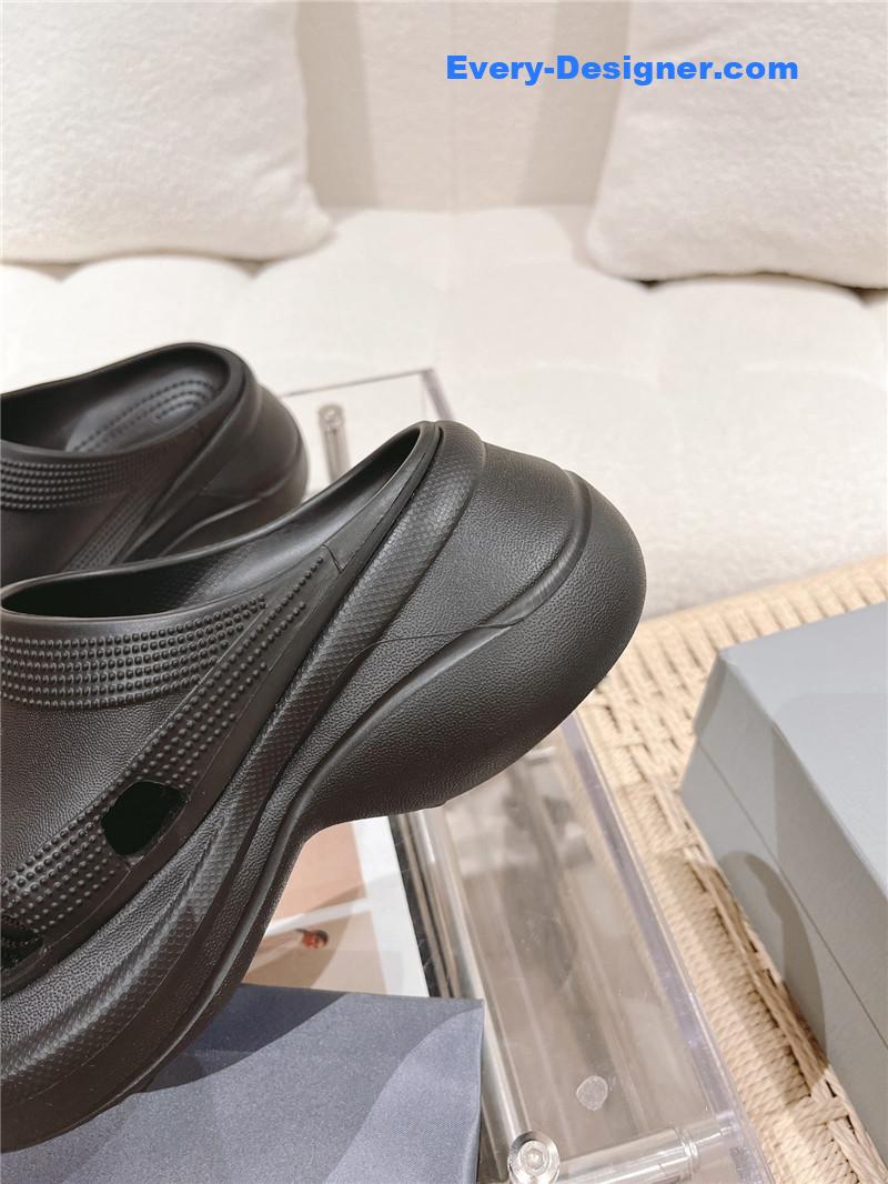 Ba1en*iaga explosive wedge platform sandals