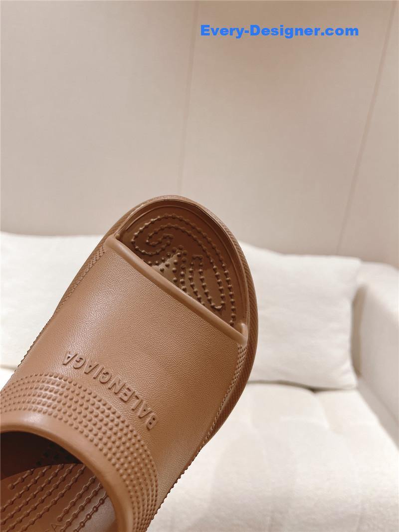 Ba1en*iaga explosive wedge platform sandals