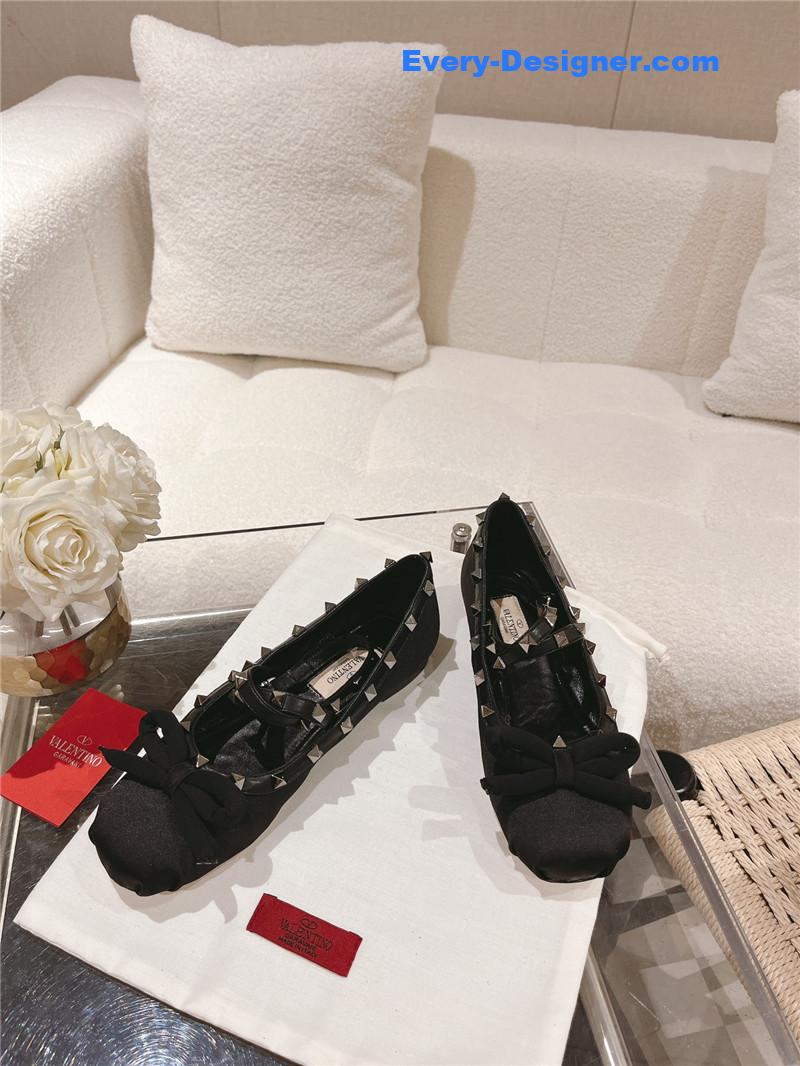 Va1e*ntin0 vintage craft pyramid big willow studded flats