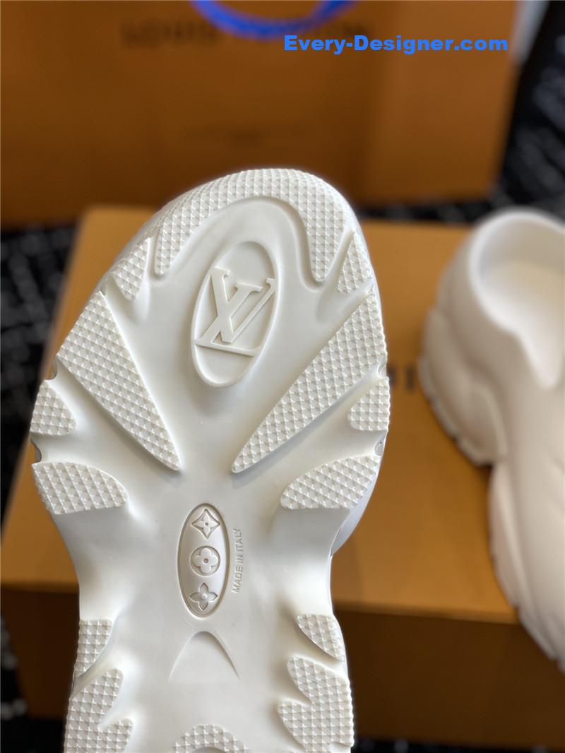 l0vis Vvtt0n lv new shark slippers