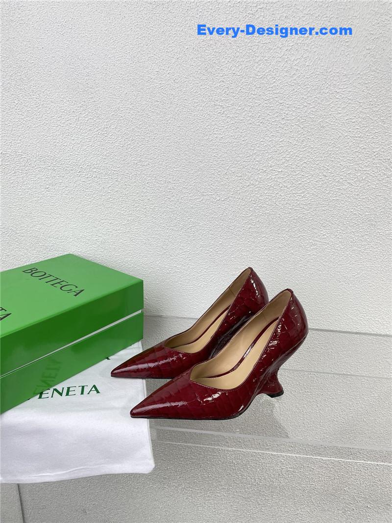 b0tt*ga Ven*ta puntas wedge pumps