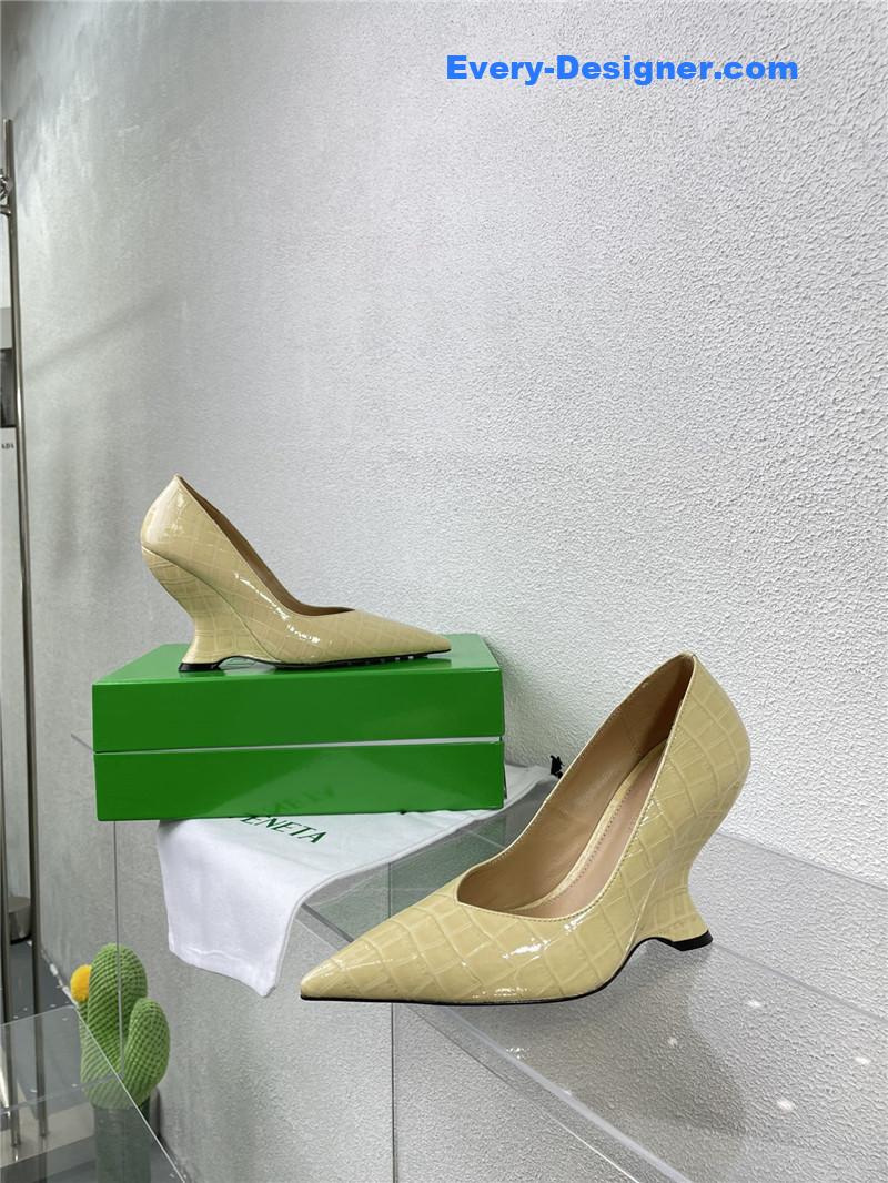 b0tt*ga Ven*ta puntas wedge pumps