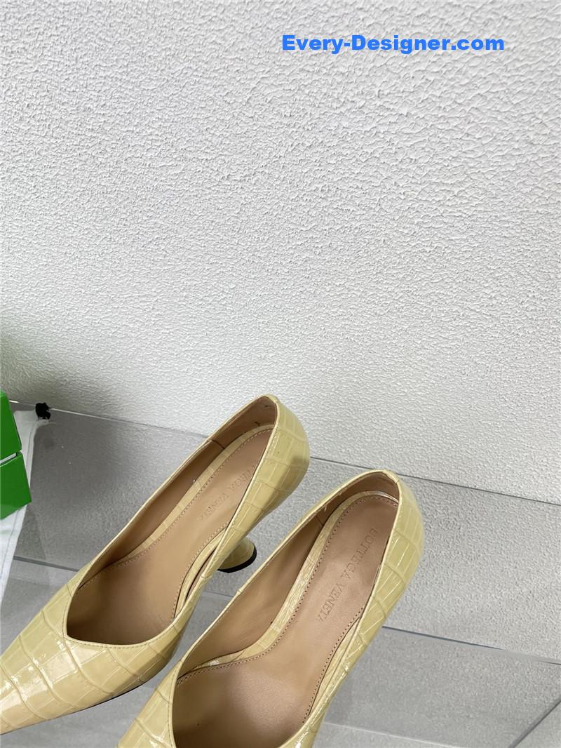 b0tt*ga Ven*ta puntas wedge pumps