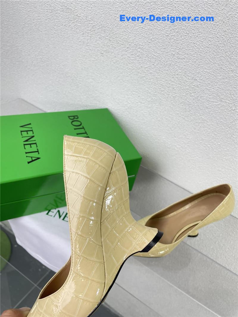 b0tt*ga Ven*ta puntas wedge pumps