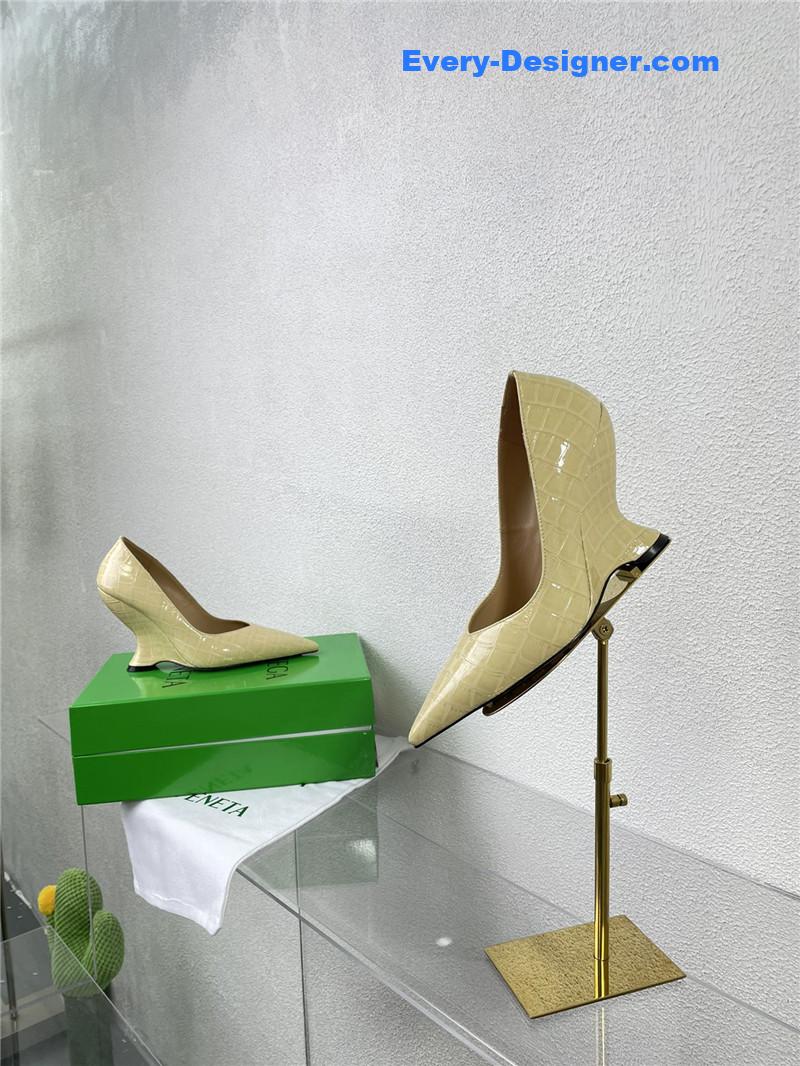 b0tt*ga Ven*ta puntas wedge pumps