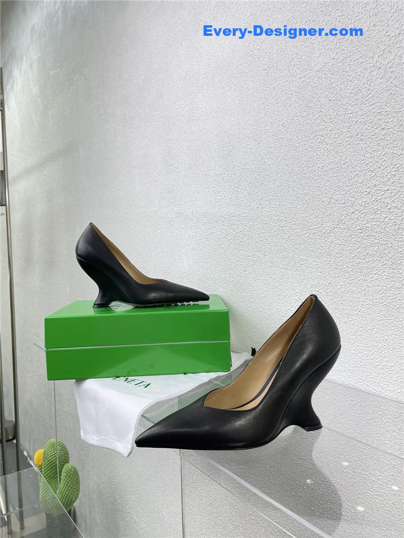 b0tt*ga Ven*ta puntas wedge pumps