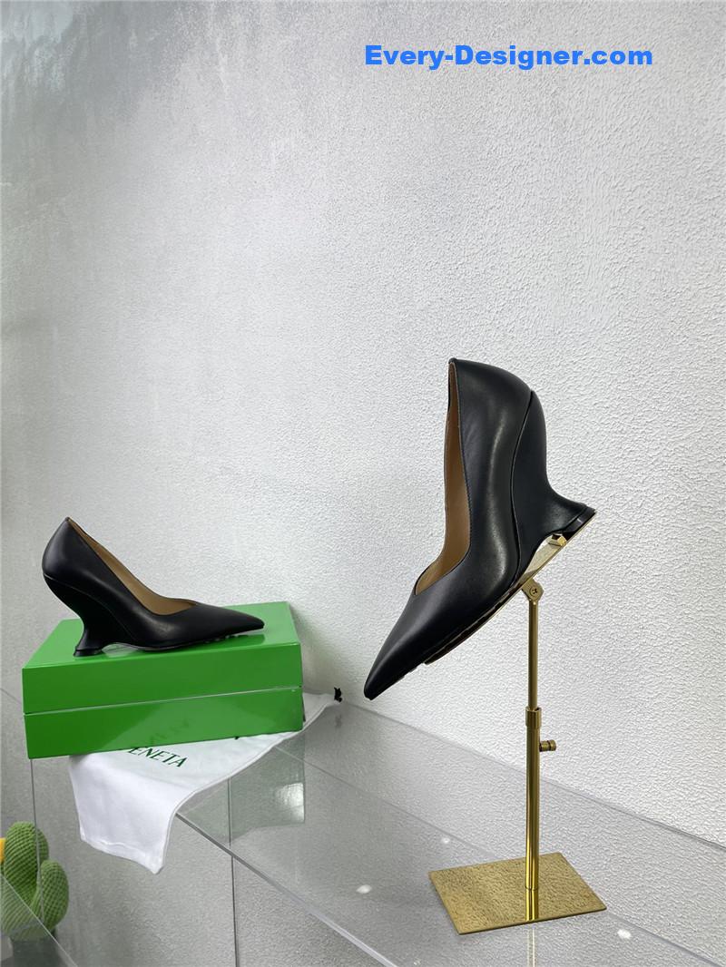 b0tt*ga Ven*ta puntas wedge pumps