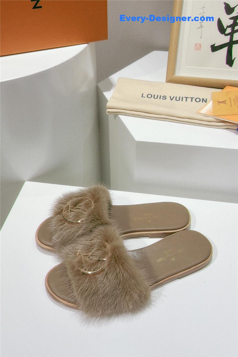 l0vis Vvtt0n lv flat open toe sandals