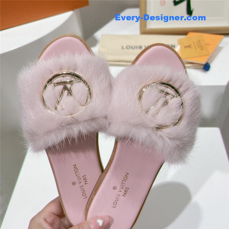 l0vis Vvtt0n lv flat open toe sandals