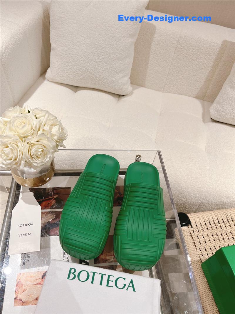 b0tt*ga Ven*ta flip flops