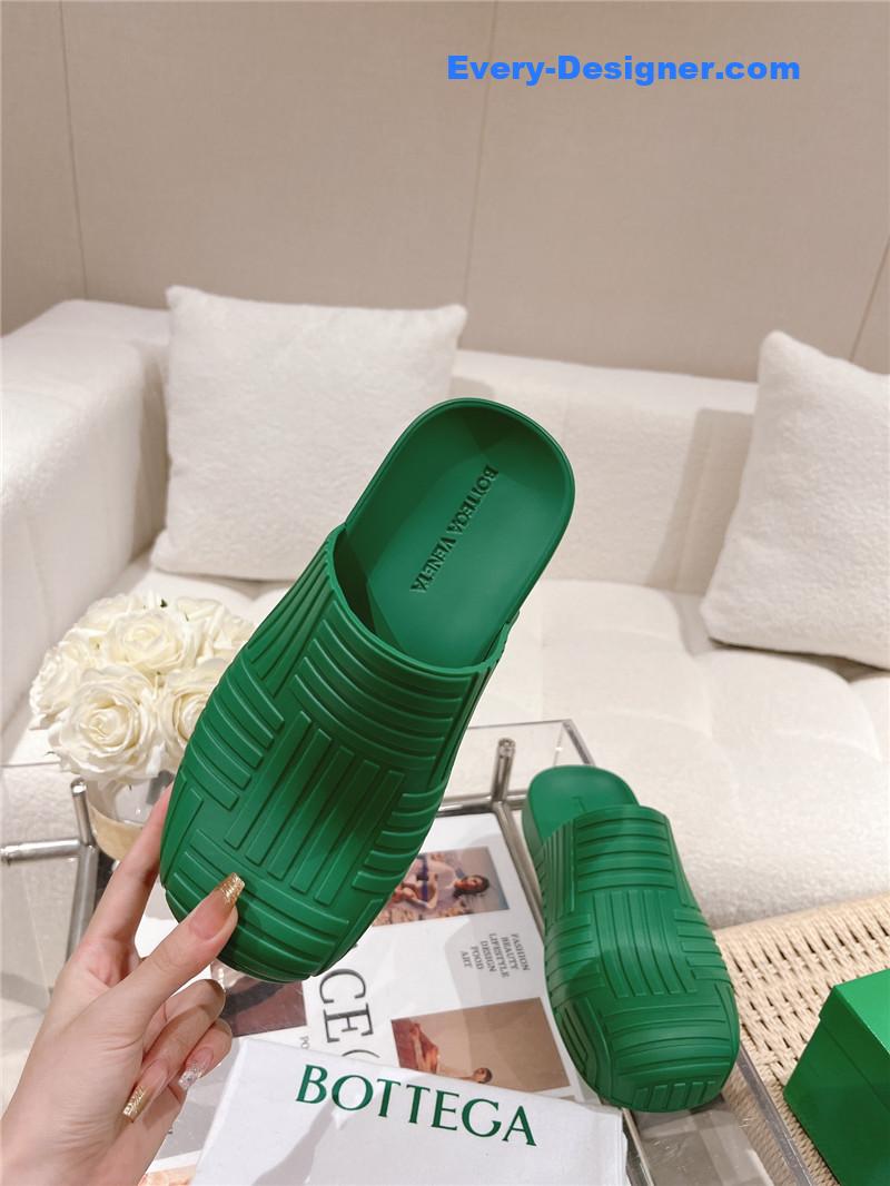 b0tt*ga Ven*ta flip flops