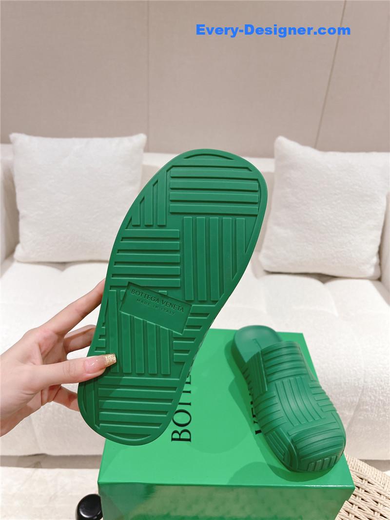 b0tt*ga Ven*ta flip flops