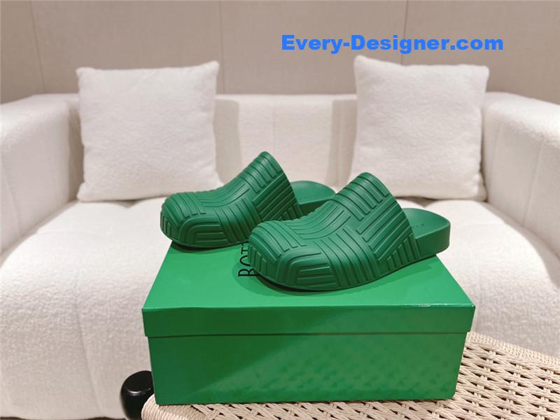 b0tt*ga Ven*ta flip flops