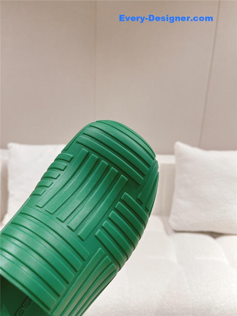 b0tt*ga Ven*ta flip flops