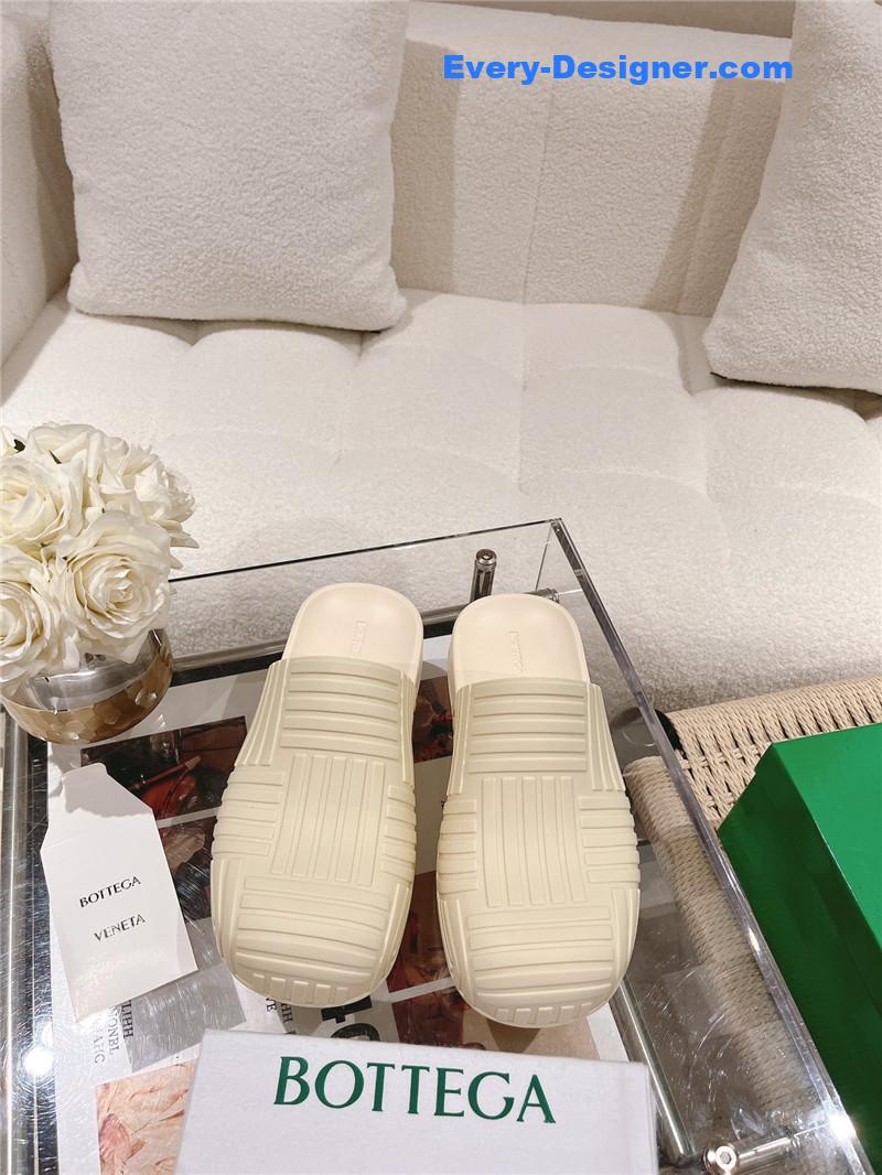 b0tt*ga Ven*ta flip flops