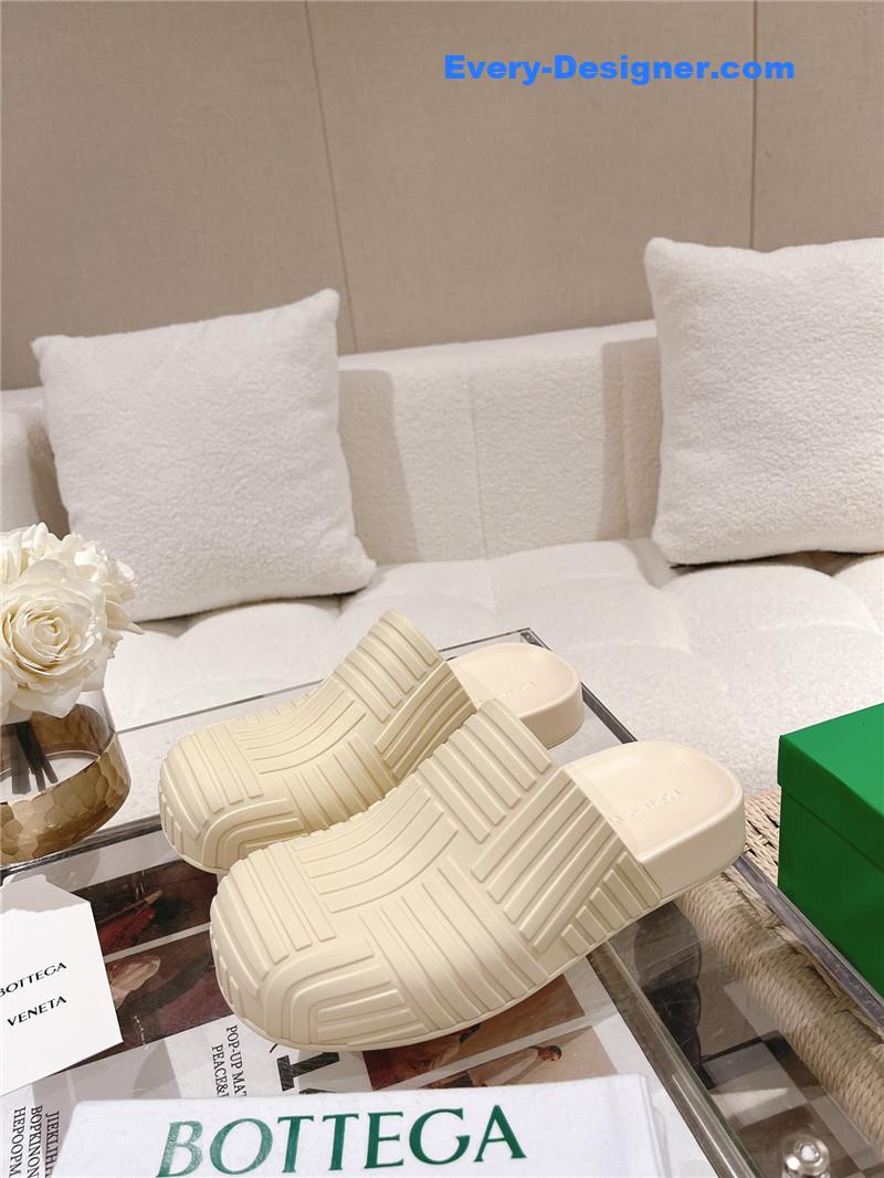 b0tt*ga Ven*ta flip flops