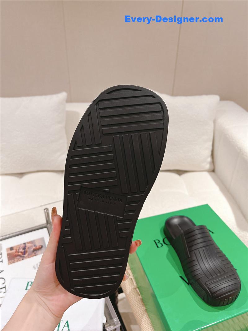 b0tt*ga Ven*ta flip flops