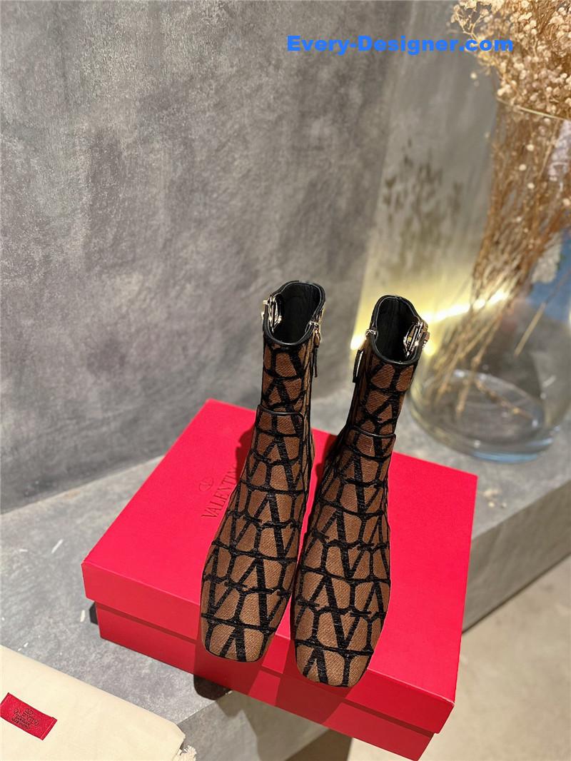 Va1e*ntin0 leather outsole ankle boots