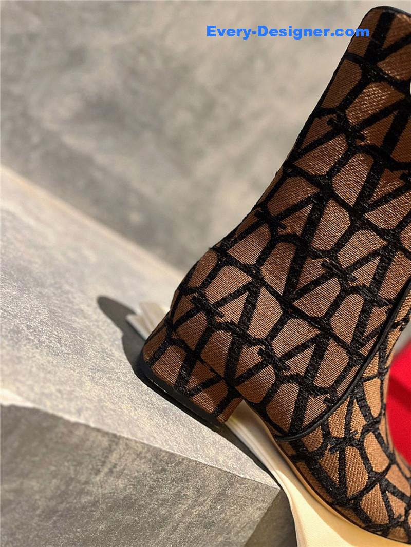 Va1e*ntin0 leather outsole ankle boots